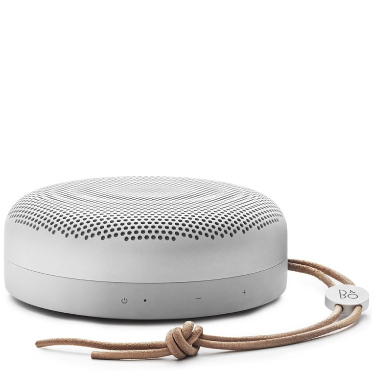 05-04-2017_bo_play_beoplaya1portablebluetoothspeaker_natural_bo1297846_sh_1