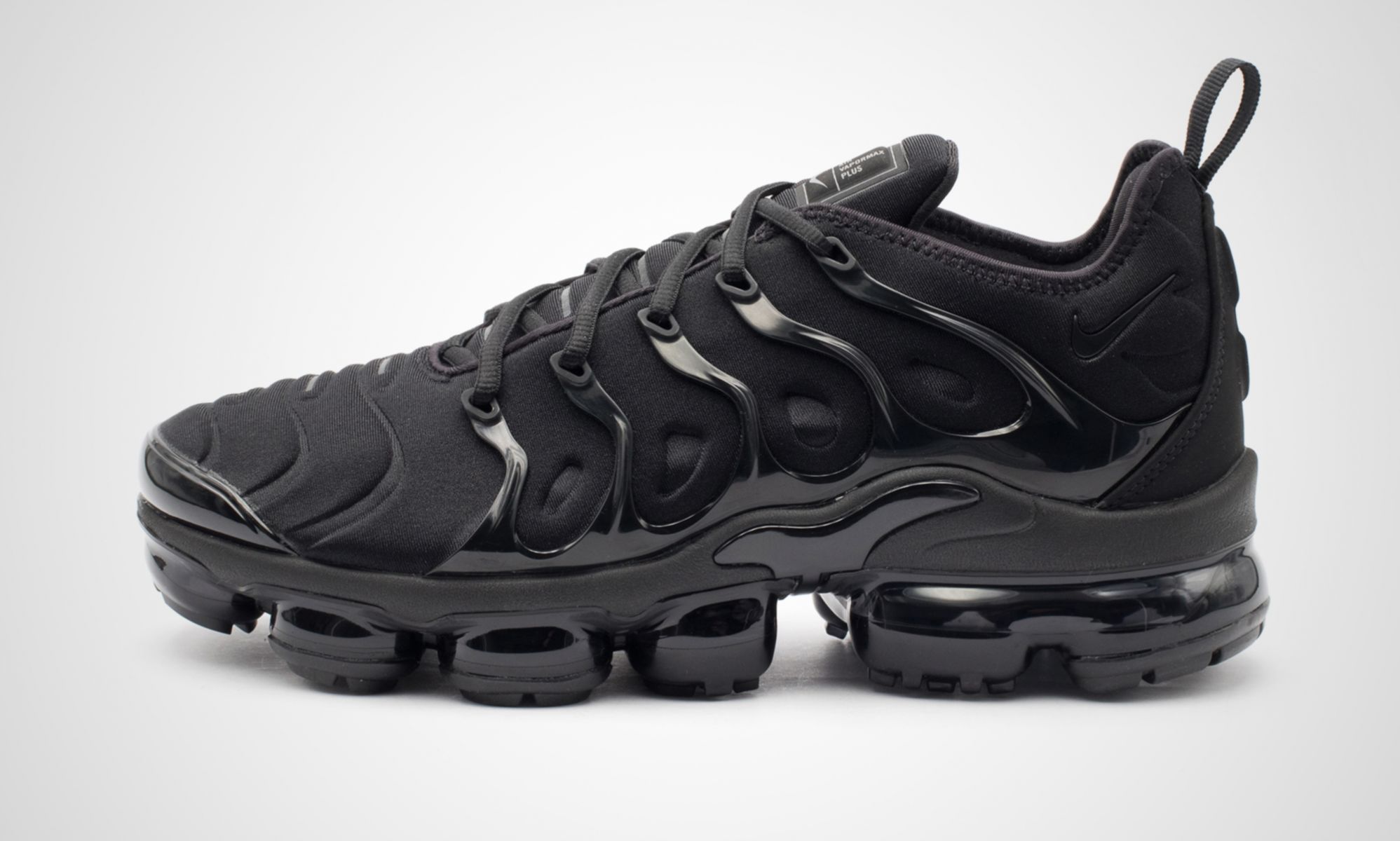 nike-924453-004-air-vapormax-plus-1